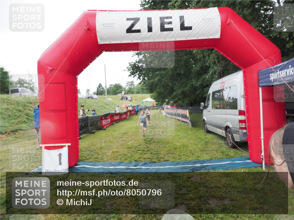 21.06.2025 - 27. Vierlanden-Triathlon MichiJ http://msf.ph/oto/8050796 15.06.2026 15:12:48 Ziel 1383, 1393 meine-sportfotos.de