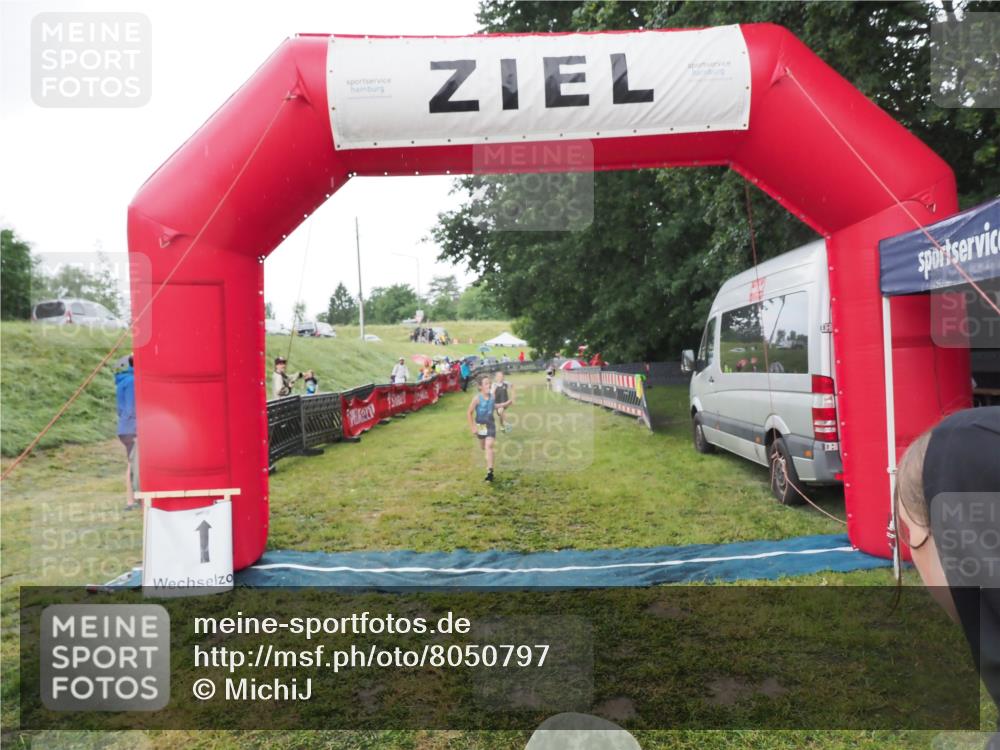 21.06.2025 - 27. Vierlanden-Triathlon MichiJ http://msf.ph/oto/8050797 15.06.2026 15:12:48 Ziel 1383, 1393 meine-sportfotos.de