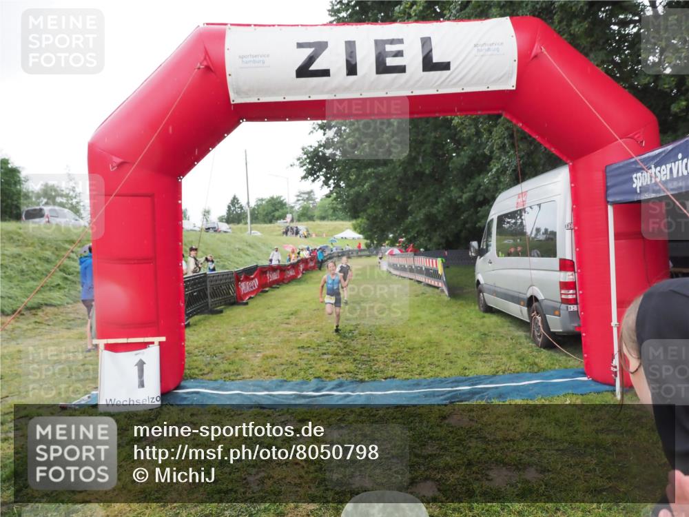 21.06.2025 - 27. Vierlanden-Triathlon MichiJ http://msf.ph/oto/8050798 15.06.2026 15:12:49 Ziel 1383, 1393 meine-sportfotos.de