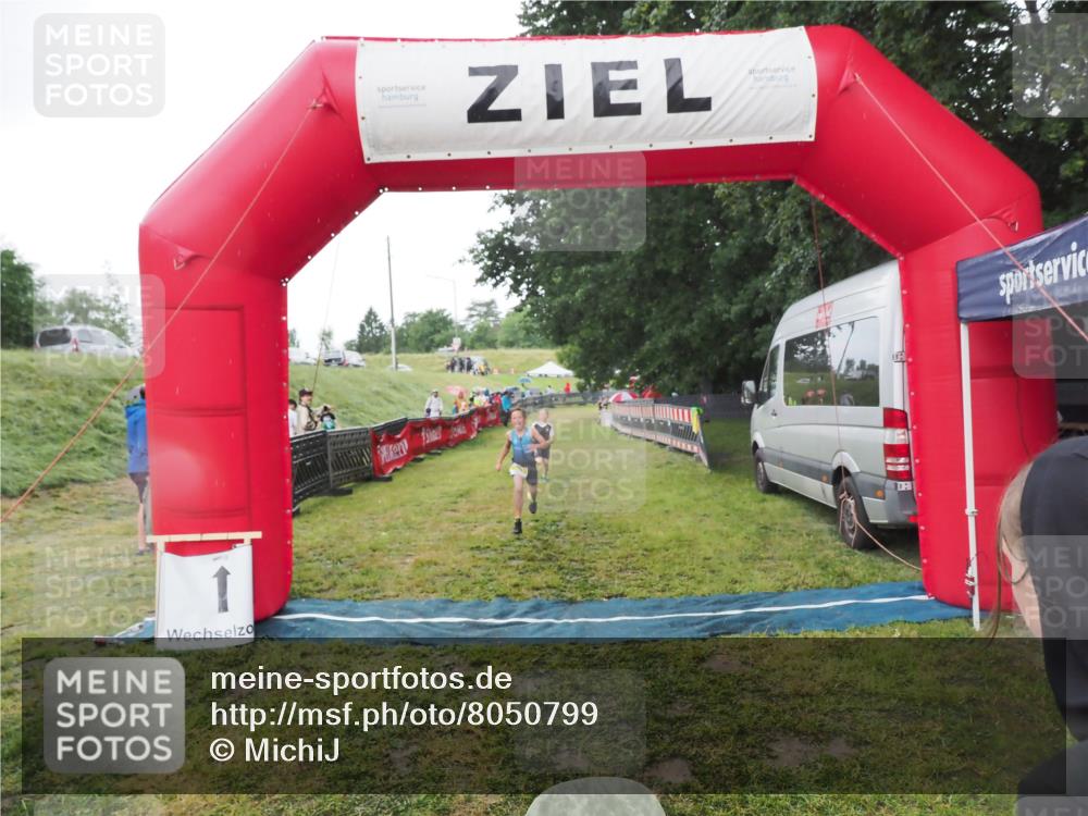 21.06.2025 - 27. Vierlanden-Triathlon MichiJ http://msf.ph/oto/8050799 15.06.2026 15:12:49 Ziel 1383, 1393 meine-sportfotos.de