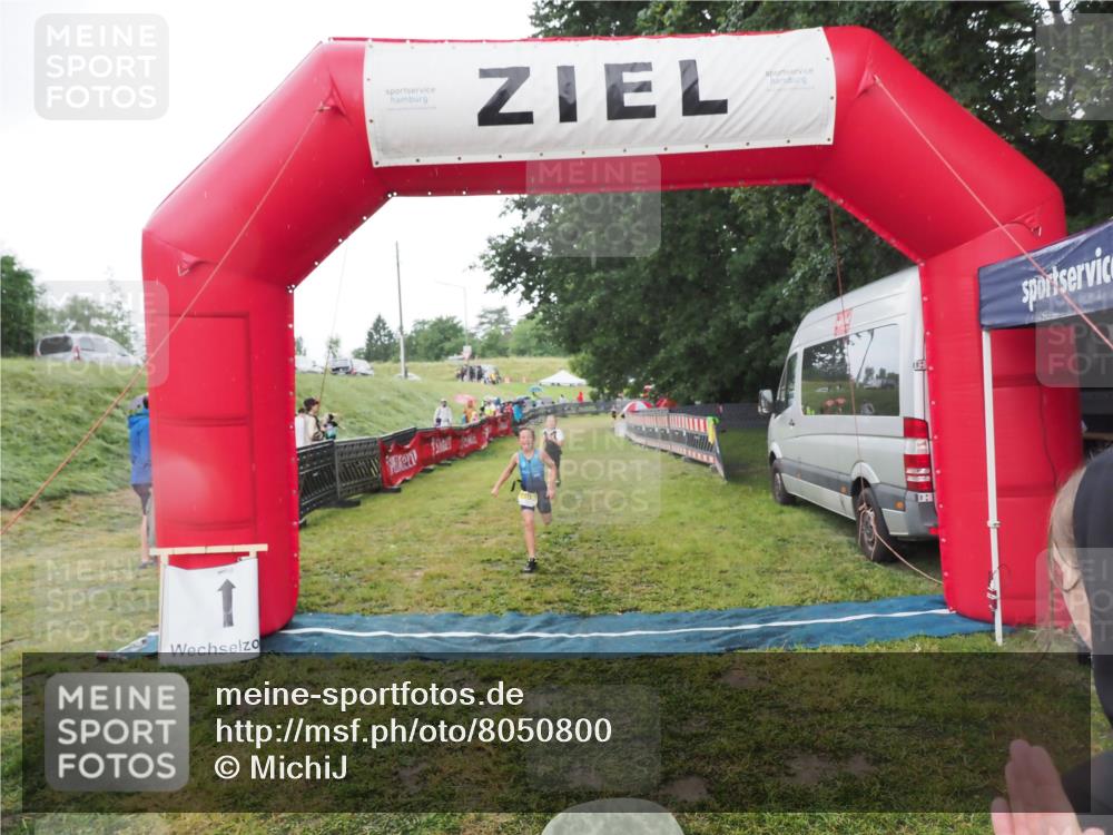 21.06.2025 - 27. Vierlanden-Triathlon MichiJ http://msf.ph/oto/8050800 15.06.2026 15:12:49 Ziel 1383, 1393 meine-sportfotos.de