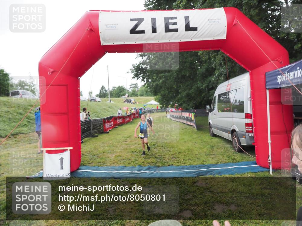 21.06.2025 - 27. Vierlanden-Triathlon MichiJ http://msf.ph/oto/8050801 15.06.2026 15:12:49 Ziel 1383, 1393 meine-sportfotos.de