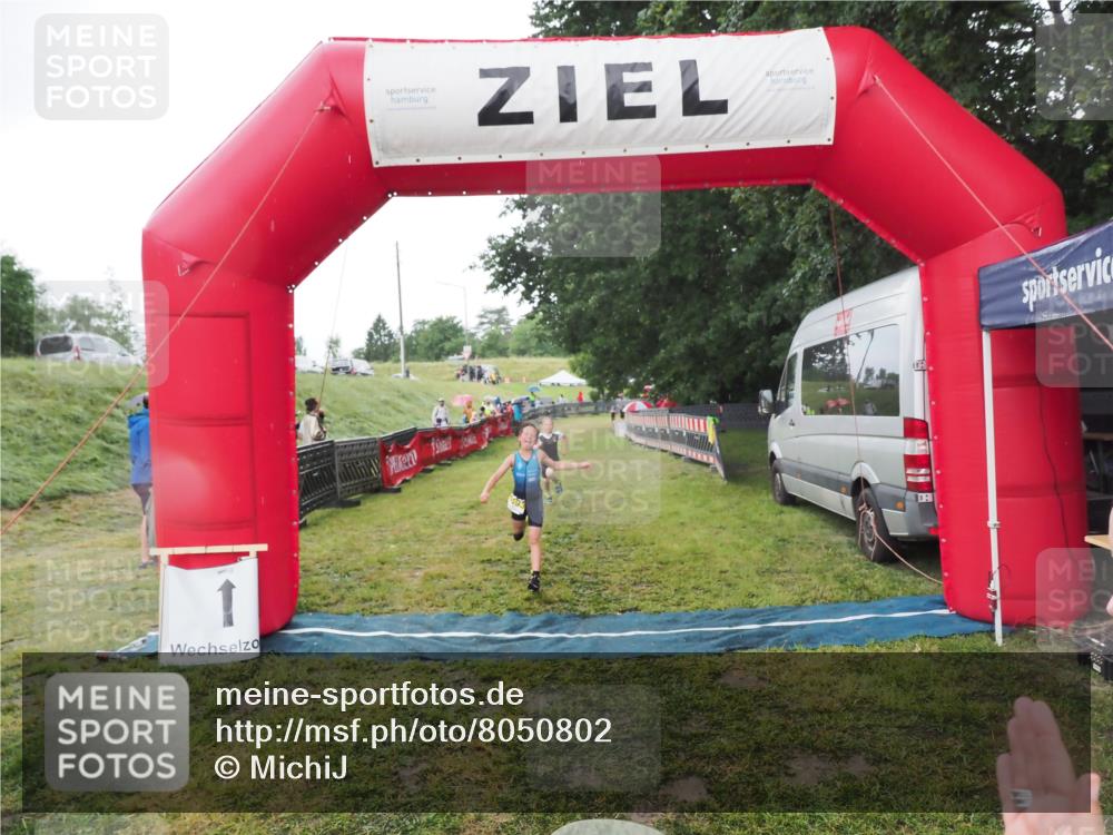21.06.2025 - 27. Vierlanden-Triathlon MichiJ http://msf.ph/oto/8050802 15.06.2026 15:12:49 Ziel 1383, 1393 meine-sportfotos.de