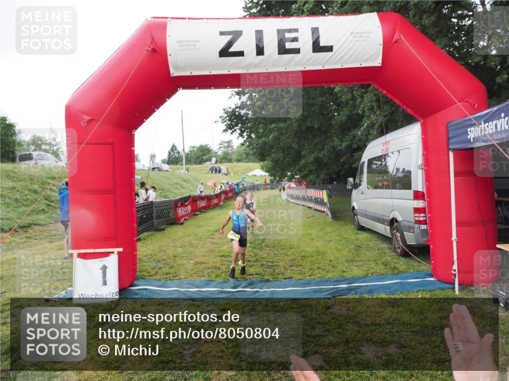21.06.2025 - 27. Vierlanden-Triathlon MichiJ http://msf.ph/oto/8050804 15.06.2026 15:12:49 Ziel 1383, 1393 meine-sportfotos.de