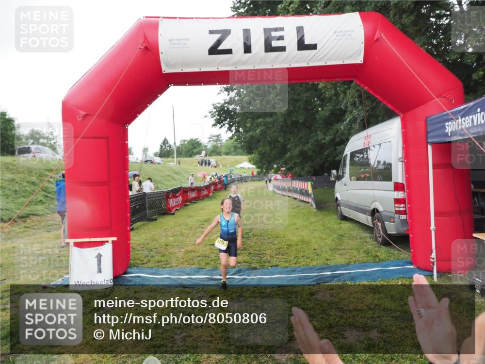 21.06.2025 - 27. Vierlanden-Triathlon MichiJ http://msf.ph/oto/8050806 15.06.2026 15:12:50 Ziel 1383, 1393 meine-sportfotos.de