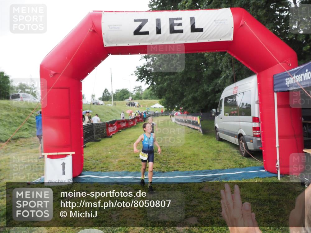 21.06.2025 - 27. Vierlanden-Triathlon MichiJ http://msf.ph/oto/8050807 15.06.2026 15:12:50 Ziel 1383, 1393 meine-sportfotos.de