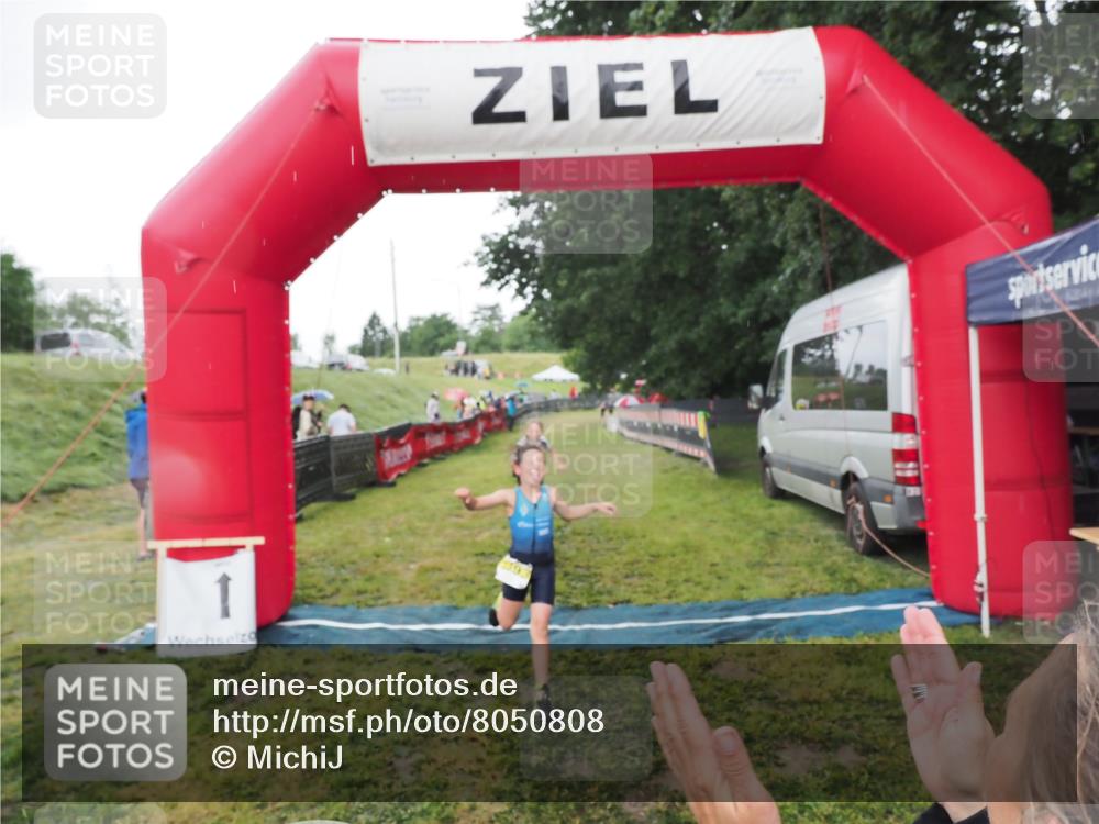 21.06.2025 - 27. Vierlanden-Triathlon MichiJ http://msf.ph/oto/8050808 15.06.2026 15:12:50 Ziel 1383, 1393 meine-sportfotos.de