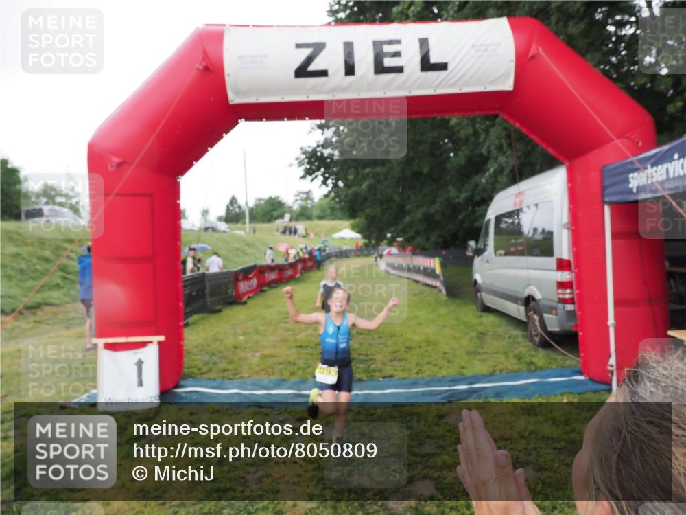 21.06.2025 - 27. Vierlanden-Triathlon MichiJ http://msf.ph/oto/8050809 15.06.2026 15:12:50 Ziel 1383, 1393 meine-sportfotos.de