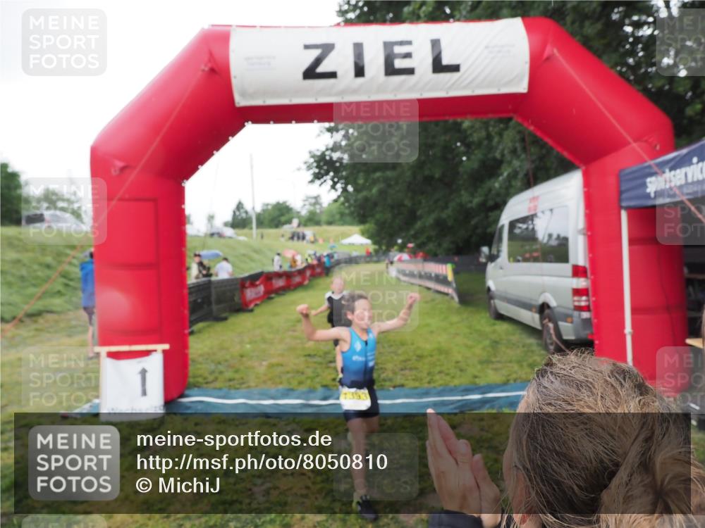 21.06.2025 - 27. Vierlanden-Triathlon MichiJ http://msf.ph/oto/8050810 15.06.2026 15:12:50 Ziel 1383, 1393 meine-sportfotos.de