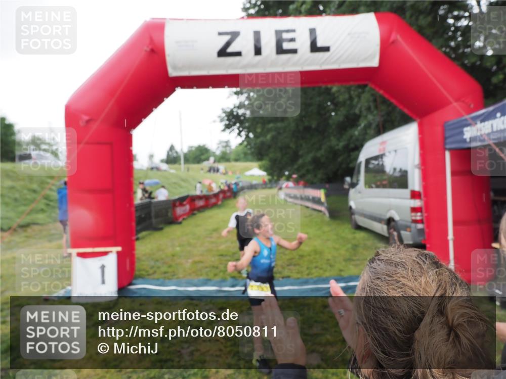 21.06.2025 - 27. Vierlanden-Triathlon MichiJ http://msf.ph/oto/8050811 15.06.2026 15:12:50 Ziel 1383, 1393 meine-sportfotos.de