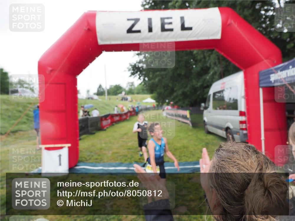 21.06.2025 - 27. Vierlanden-Triathlon MichiJ http://msf.ph/oto/8050812 15.06.2026 15:12:50 Ziel 1383, 1393 meine-sportfotos.de