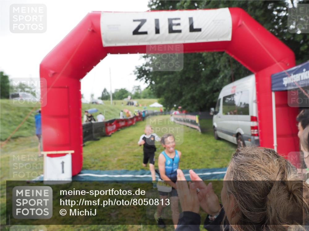 21.06.2025 - 27. Vierlanden-Triathlon MichiJ http://msf.ph/oto/8050813 15.06.2026 15:12:51 Ziel 1383, 1393 meine-sportfotos.de