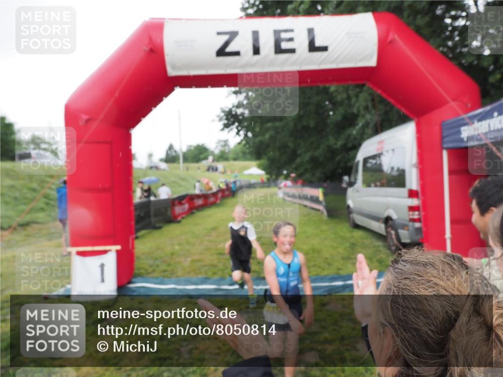 21.06.2025 - 27. Vierlanden-Triathlon MichiJ http://msf.ph/oto/8050814 15.06.2026 15:12:51 Ziel 1383, 1393 meine-sportfotos.de