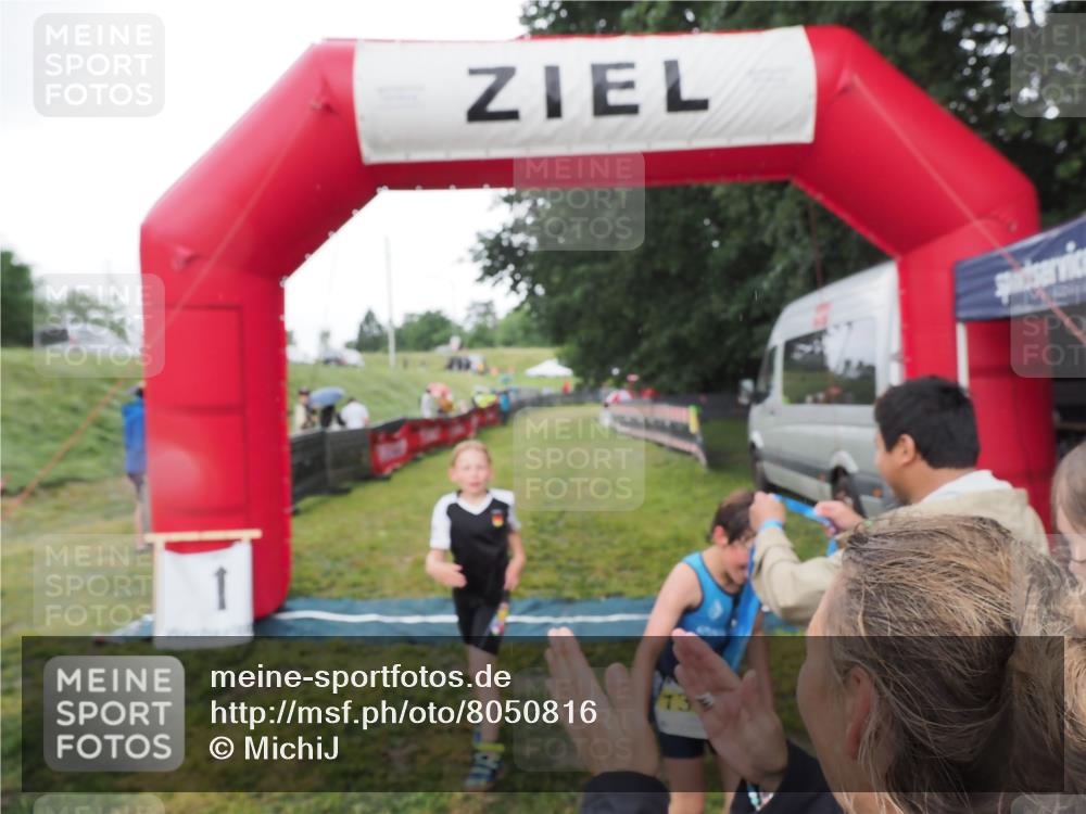 21.06.2025 - 27. Vierlanden-Triathlon MichiJ http://msf.ph/oto/8050816 15.06.2026 15:12:51 Ziel 1383, 1393 meine-sportfotos.de