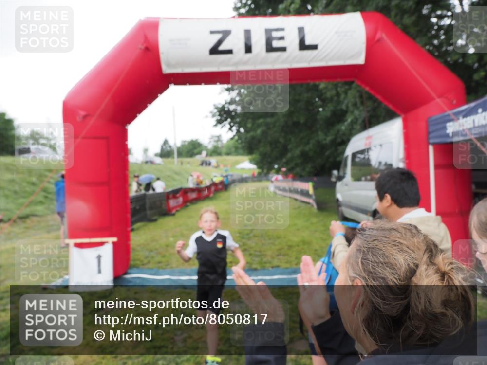 21.06.2025 - 27. Vierlanden-Triathlon MichiJ http://msf.ph/oto/8050817 15.06.2026 15:12:51 Ziel 1383, 1393 meine-sportfotos.de