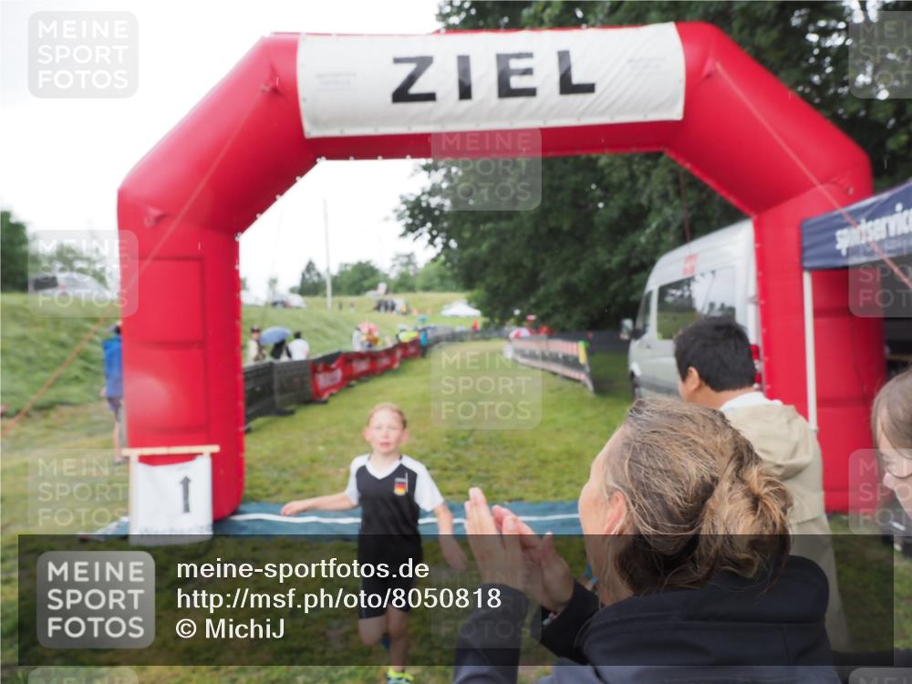 21.06.2025 - 27. Vierlanden-Triathlon MichiJ http://msf.ph/oto/8050818 15.06.2026 15:12:51 Ziel 1383, 1393 meine-sportfotos.de