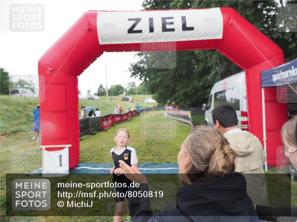 21.06.2025 - 27. Vierlanden-Triathlon MichiJ http://msf.ph/oto/8050819 15.06.2026 15:12:52 Ziel 1383, 1393 meine-sportfotos.de