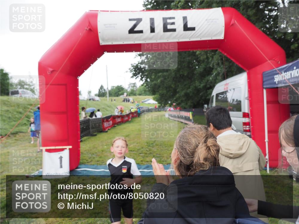 21.06.2025 - 27. Vierlanden-Triathlon MichiJ http://msf.ph/oto/8050820 15.06.2026 15:12:52 Ziel 1383, 1393 meine-sportfotos.de