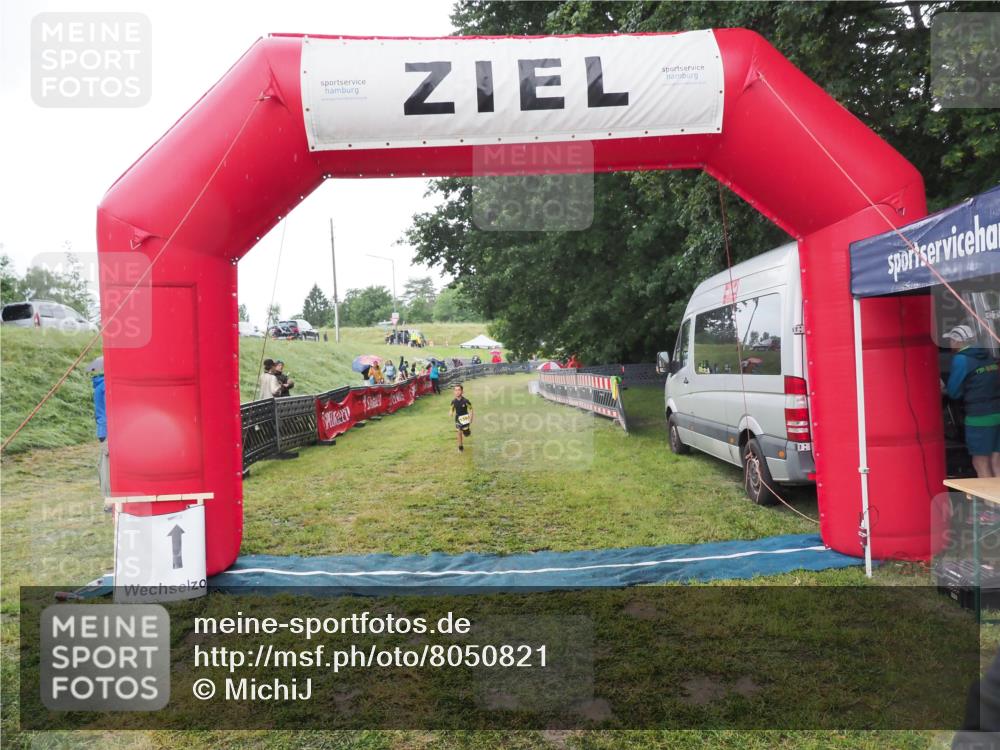 21.06.2025 - 27. Vierlanden-Triathlon MichiJ http://msf.ph/oto/8050821 15.06.2026 15:13:05 Ziel  meine-sportfotos.de