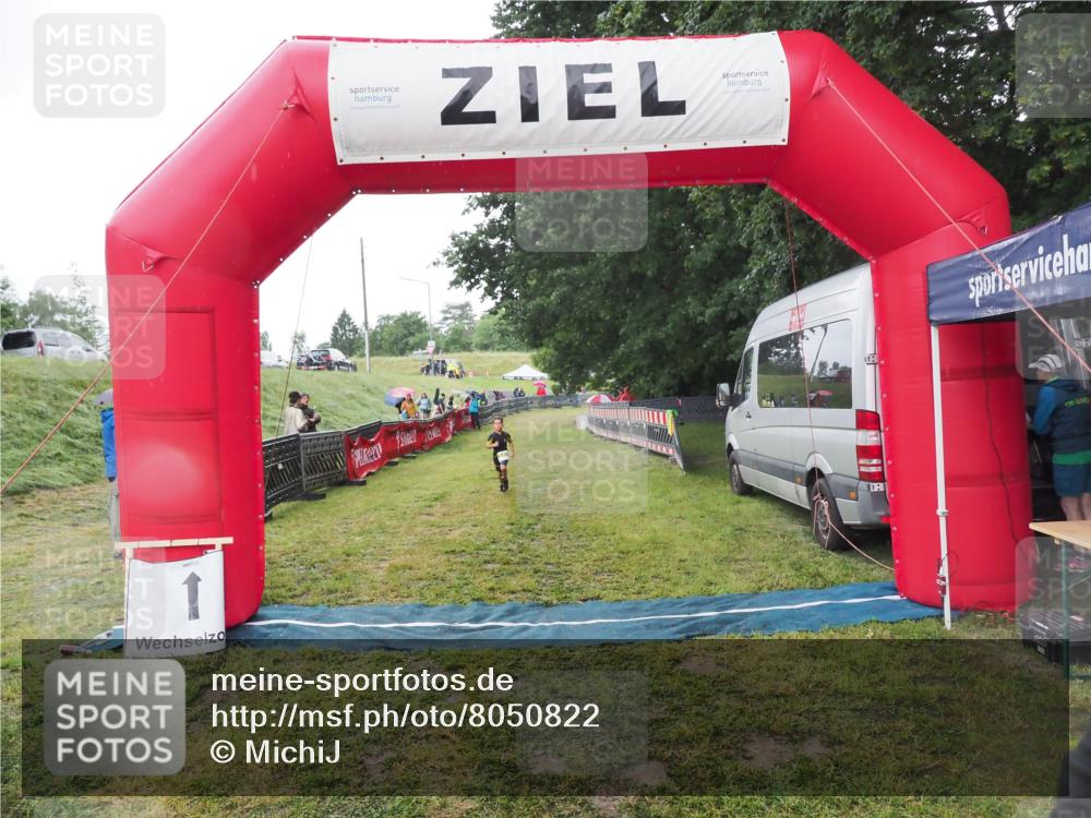 21.06.2025 - 27. Vierlanden-Triathlon MichiJ http://msf.ph/oto/8050822 15.06.2026 15:13:06 Ziel  meine-sportfotos.de