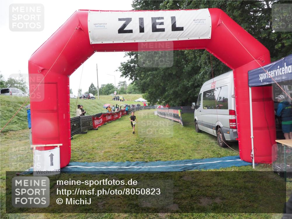 21.06.2025 - 27. Vierlanden-Triathlon MichiJ http://msf.ph/oto/8050823 15.06.2026 15:13:06 Ziel  meine-sportfotos.de