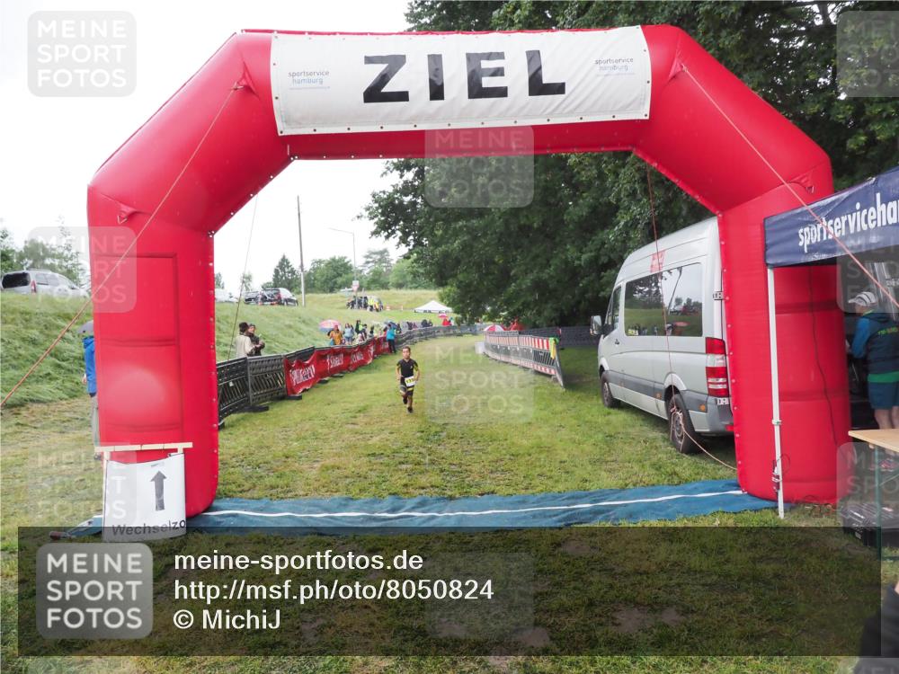21.06.2025 - 27. Vierlanden-Triathlon MichiJ http://msf.ph/oto/8050824 15.06.2026 15:13:06 Ziel  meine-sportfotos.de