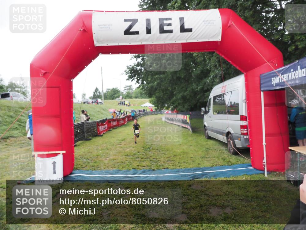 21.06.2025 - 27. Vierlanden-Triathlon MichiJ http://msf.ph/oto/8050826 15.06.2026 15:13:06 Ziel  meine-sportfotos.de