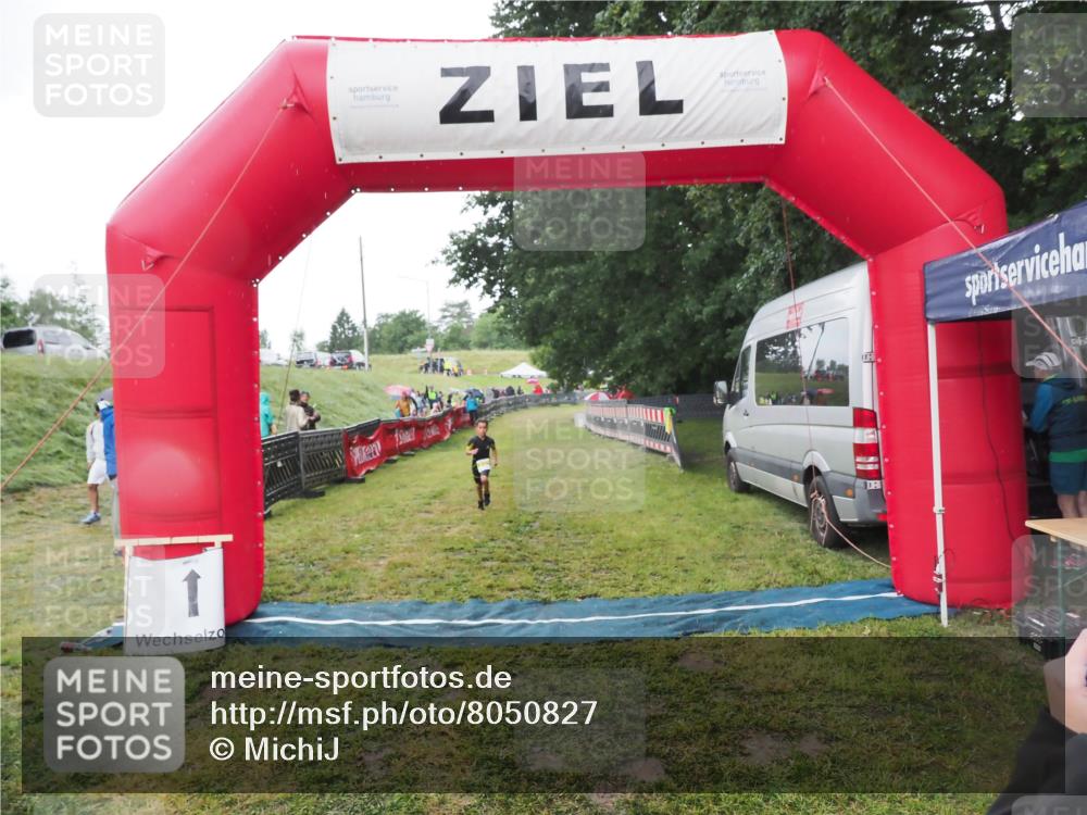 21.06.2025 - 27. Vierlanden-Triathlon MichiJ http://msf.ph/oto/8050827 15.06.2026 15:13:06 Ziel  meine-sportfotos.de