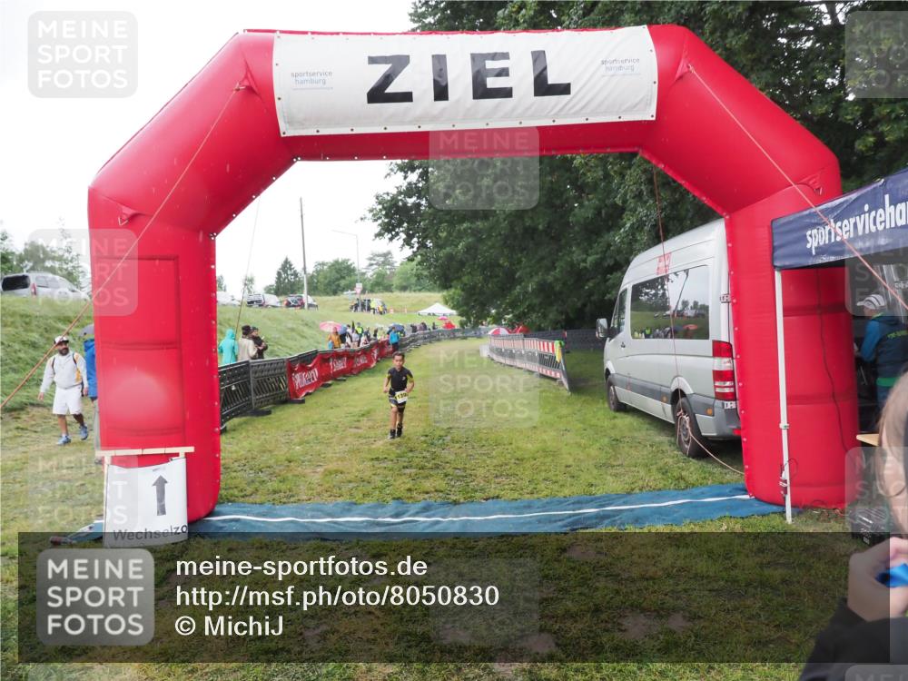 21.06.2025 - 27. Vierlanden-Triathlon MichiJ http://msf.ph/oto/8050830 15.06.2026 15:13:07 Ziel  meine-sportfotos.de