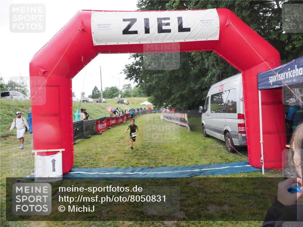 21.06.2025 - 27. Vierlanden-Triathlon MichiJ http://msf.ph/oto/8050831 15.06.2026 15:13:07 Ziel  meine-sportfotos.de