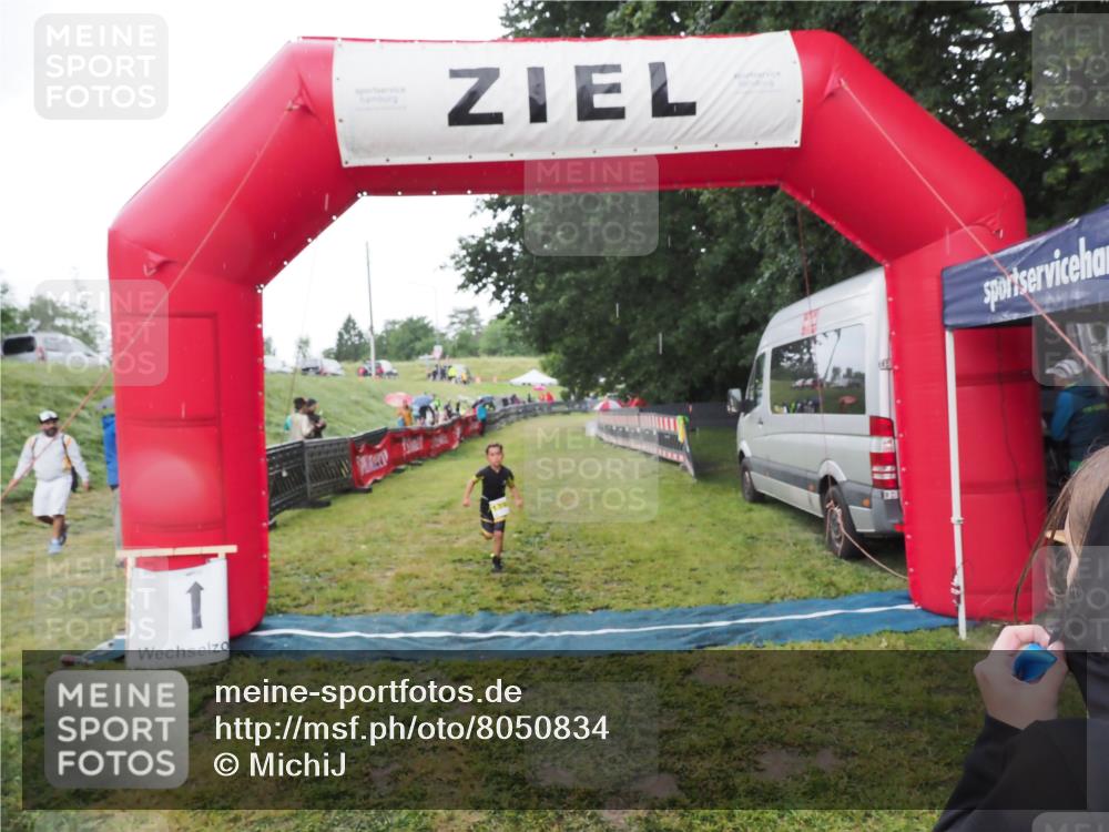 21.06.2025 - 27. Vierlanden-Triathlon MichiJ http://msf.ph/oto/8050834 15.06.2026 15:13:07 Ziel  meine-sportfotos.de