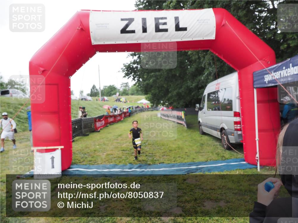 21.06.2025 - 27. Vierlanden-Triathlon MichiJ http://msf.ph/oto/8050837 15.06.2026 15:13:07 Ziel  meine-sportfotos.de