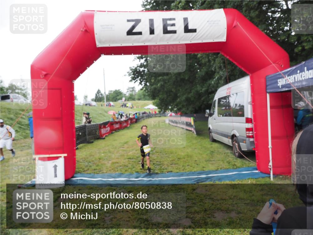 21.06.2025 - 27. Vierlanden-Triathlon MichiJ http://msf.ph/oto/8050838 15.06.2026 15:13:08 Ziel  meine-sportfotos.de