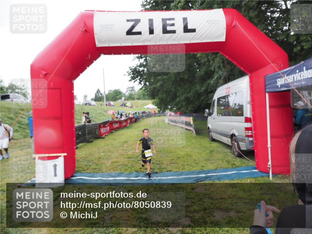 21.06.2025 - 27. Vierlanden-Triathlon MichiJ http://msf.ph/oto/8050839 15.06.2026 15:13:08 Ziel  meine-sportfotos.de