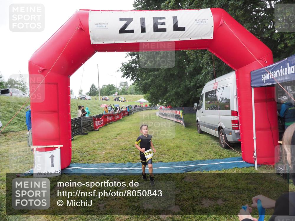 21.06.2025 - 27. Vierlanden-Triathlon MichiJ http://msf.ph/oto/8050843 15.06.2026 15:13:08 Ziel  meine-sportfotos.de