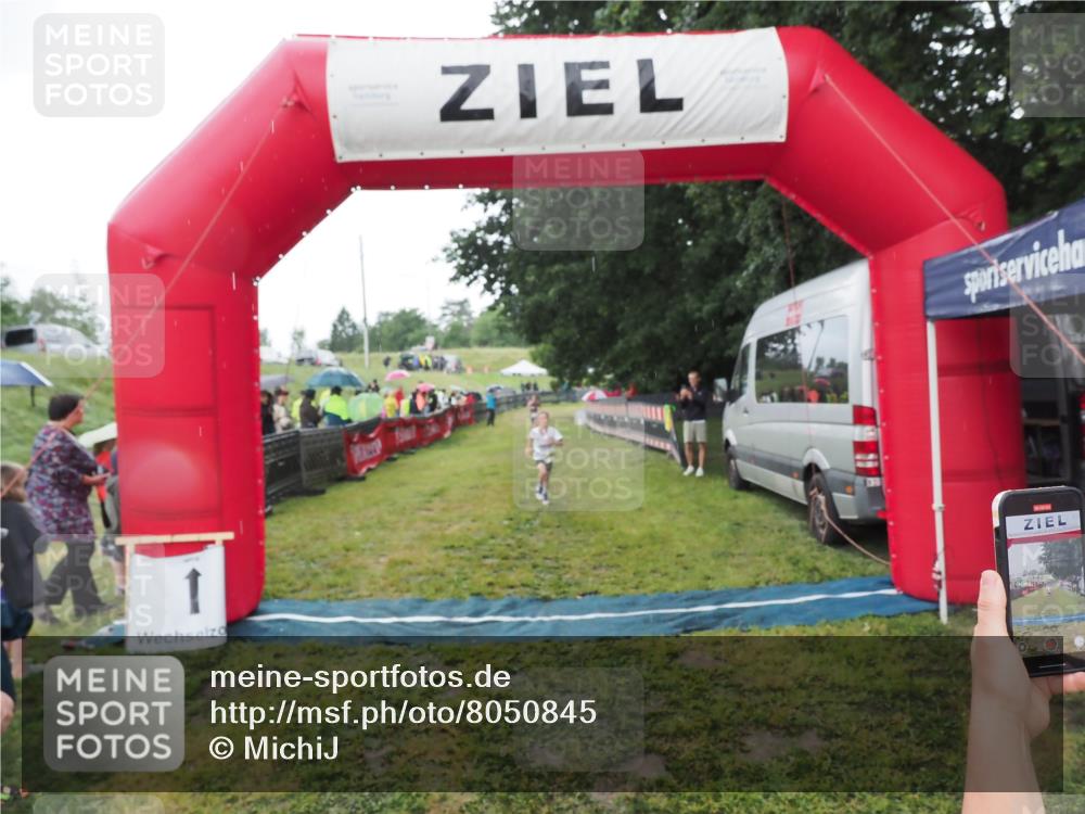 21.06.2025 - 27. Vierlanden-Triathlon MichiJ http://msf.ph/oto/8050845 15.06.2026 15:14:04 Ziel 1394 meine-sportfotos.de