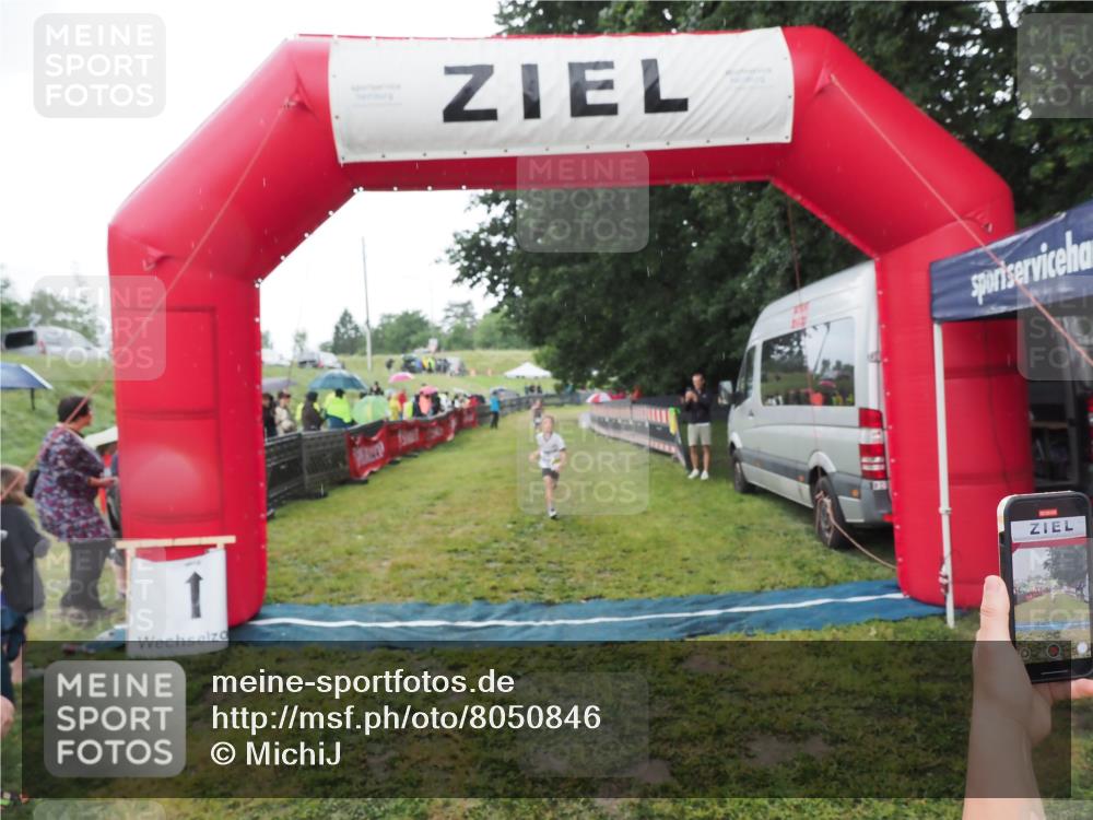21.06.2025 - 27. Vierlanden-Triathlon MichiJ http://msf.ph/oto/8050846 15.06.2026 15:14:05 Ziel 1394 meine-sportfotos.de
