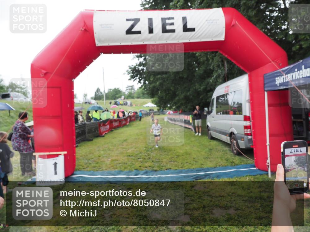 21.06.2025 - 27. Vierlanden-Triathlon MichiJ http://msf.ph/oto/8050847 15.06.2026 15:14:05 Ziel 1394 meine-sportfotos.de