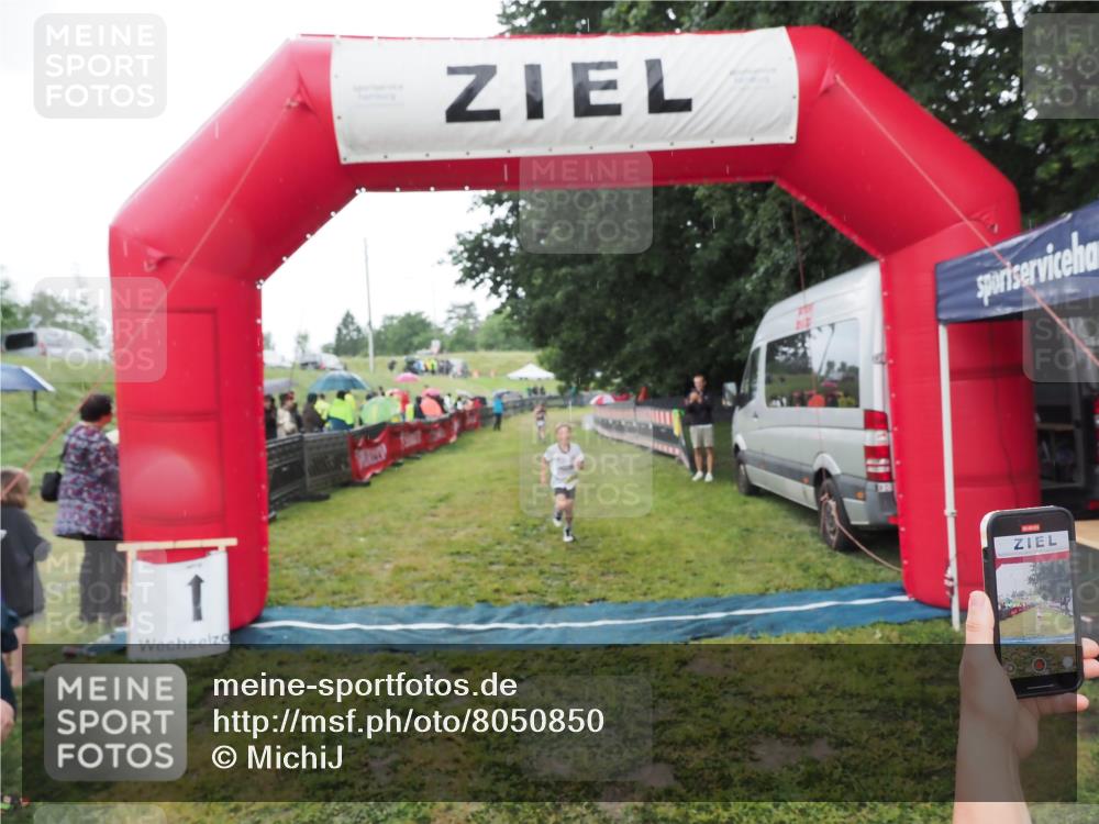 21.06.2025 - 27. Vierlanden-Triathlon MichiJ http://msf.ph/oto/8050850 15.06.2026 15:14:05 Ziel 1394 meine-sportfotos.de
