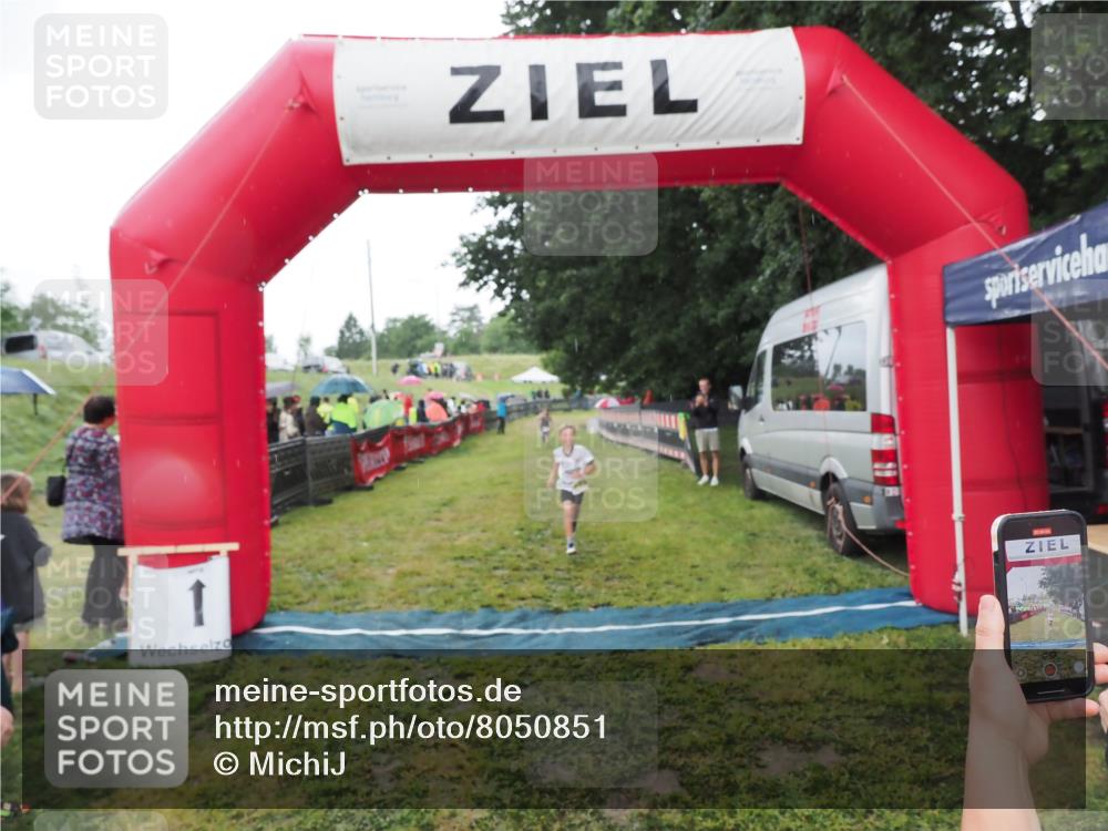 21.06.2025 - 27. Vierlanden-Triathlon MichiJ http://msf.ph/oto/8050851 15.06.2026 15:14:05 Ziel 1394 meine-sportfotos.de