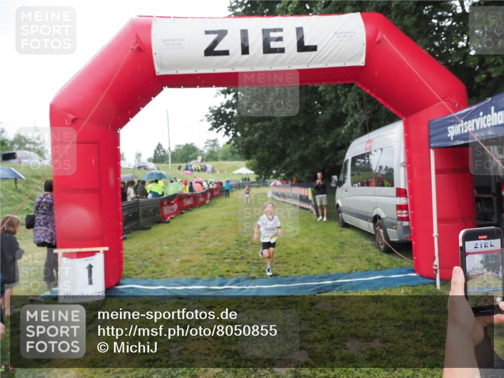 21.06.2025 - 27. Vierlanden-Triathlon MichiJ http://msf.ph/oto/8050855 15.06.2026 15:14:06 Ziel 1394 meine-sportfotos.de