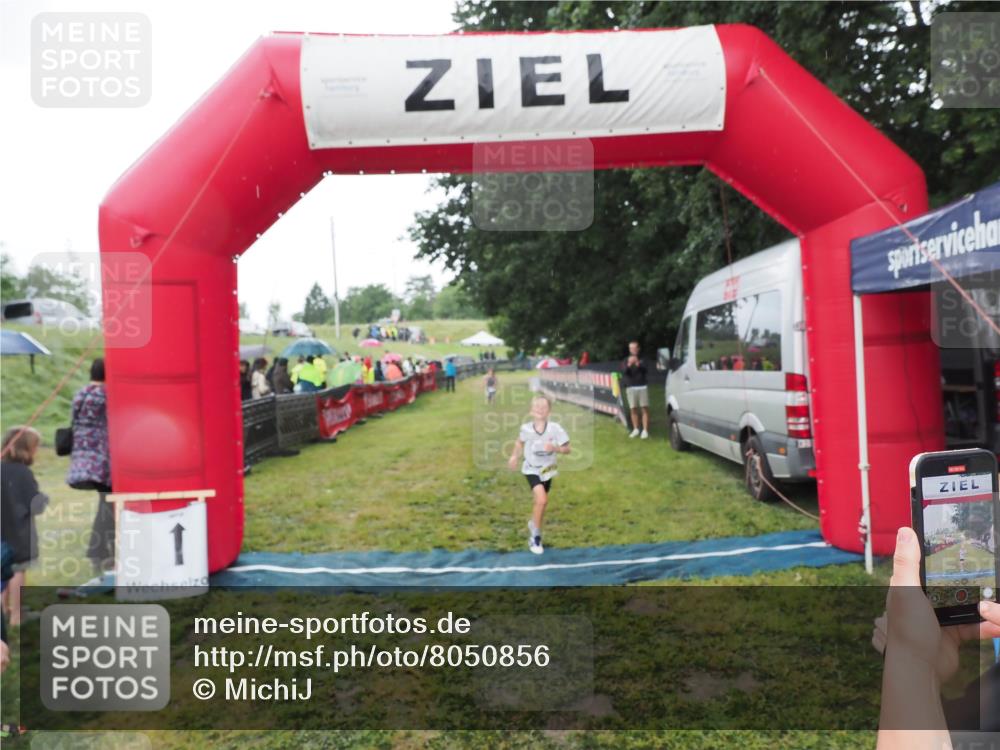 21.06.2025 - 27. Vierlanden-Triathlon MichiJ http://msf.ph/oto/8050856 15.06.2026 15:14:06 Ziel 1394 meine-sportfotos.de