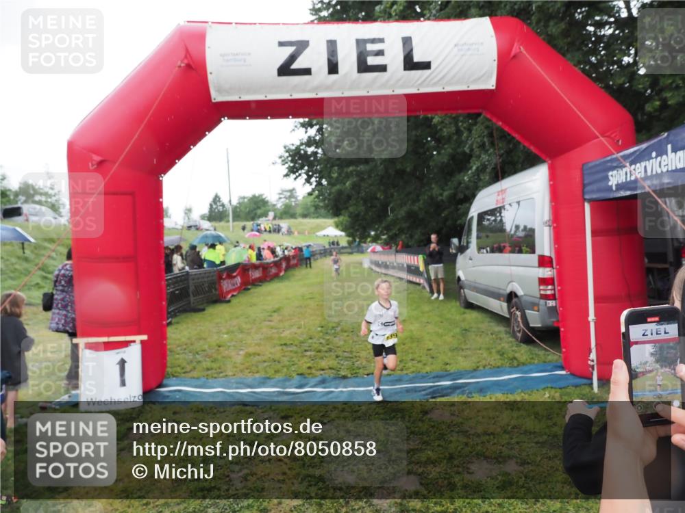 21.06.2025 - 27. Vierlanden-Triathlon MichiJ http://msf.ph/oto/8050858 15.06.2026 15:14:06 Ziel 1394 meine-sportfotos.de