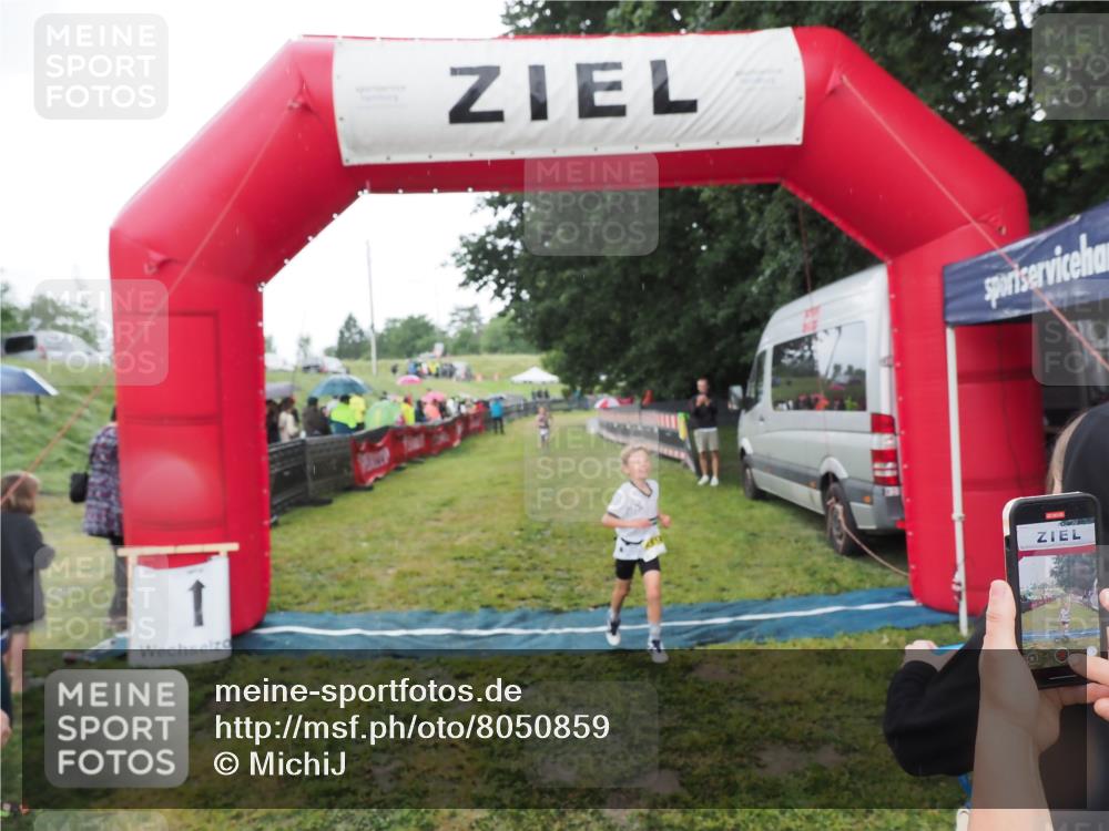 21.06.2025 - 27. Vierlanden-Triathlon MichiJ http://msf.ph/oto/8050859 15.06.2026 15:14:06 Ziel 1394 meine-sportfotos.de