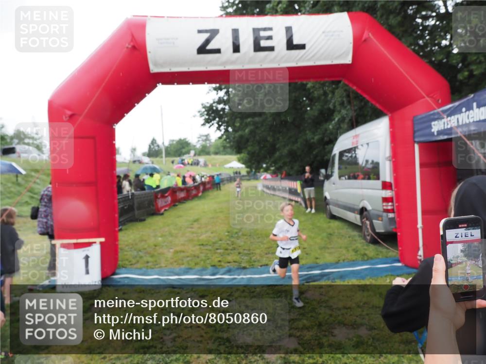 21.06.2025 - 27. Vierlanden-Triathlon MichiJ http://msf.ph/oto/8050860 15.06.2026 15:14:06 Ziel 1394 meine-sportfotos.de
