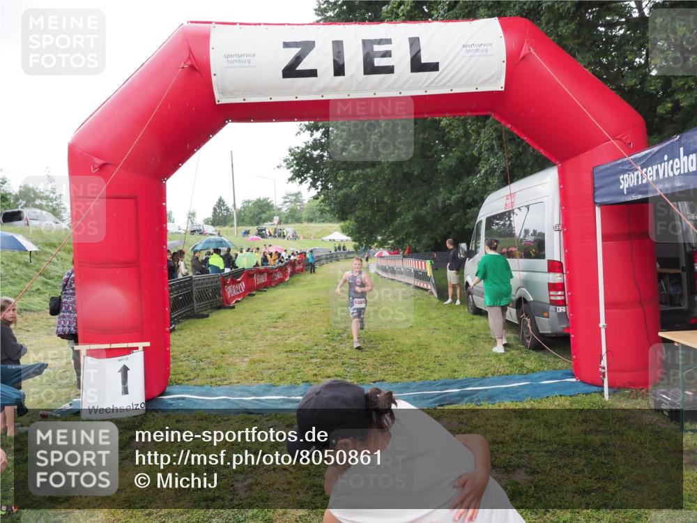 21.06.2025 - 27. Vierlanden-Triathlon MichiJ http://msf.ph/oto/8050861 15.06.2026 15:14:10 Ziel 1394 meine-sportfotos.de