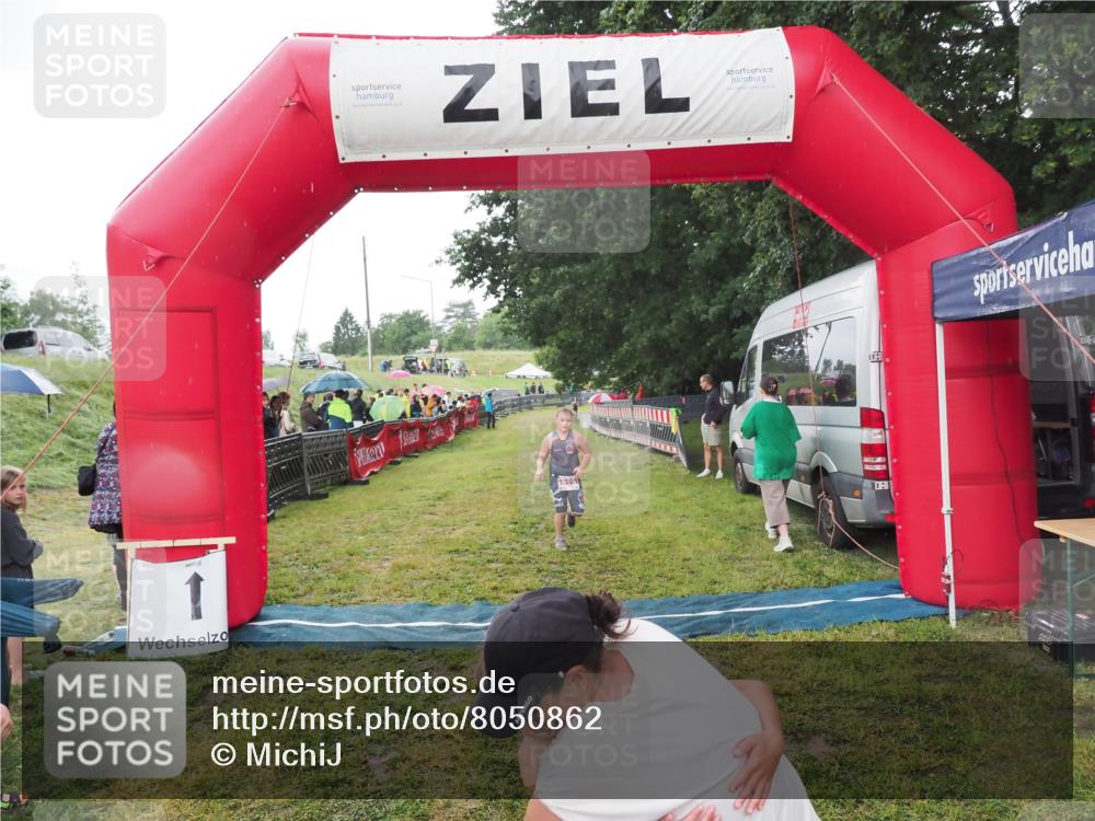 21.06.2025 - 27. Vierlanden-Triathlon MichiJ http://msf.ph/oto/8050862 15.06.2026 15:14:10 Ziel 1394 meine-sportfotos.de