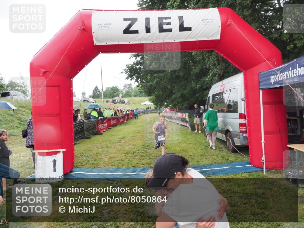 21.06.2025 - 27. Vierlanden-Triathlon MichiJ http://msf.ph/oto/8050864 15.06.2026 15:14:11 Ziel 1394 meine-sportfotos.de