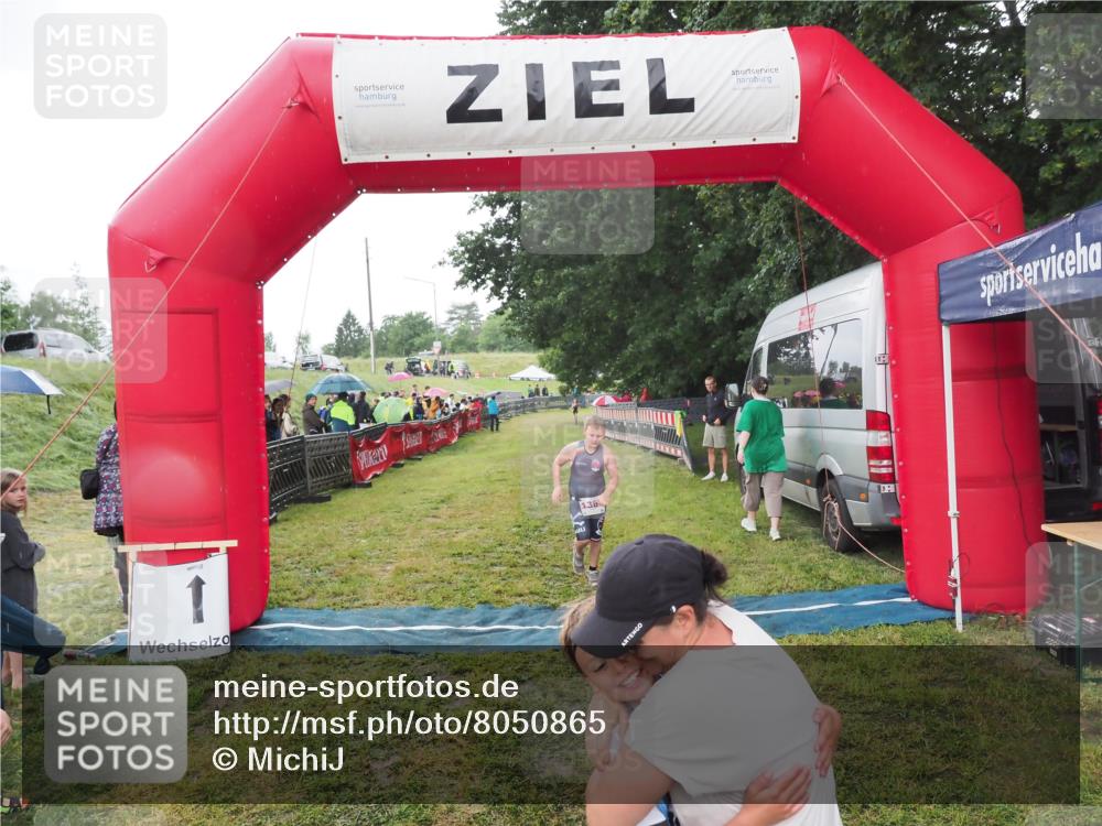 21.06.2025 - 27. Vierlanden-Triathlon MichiJ http://msf.ph/oto/8050865 15.06.2026 15:14:11 Ziel 1394 meine-sportfotos.de