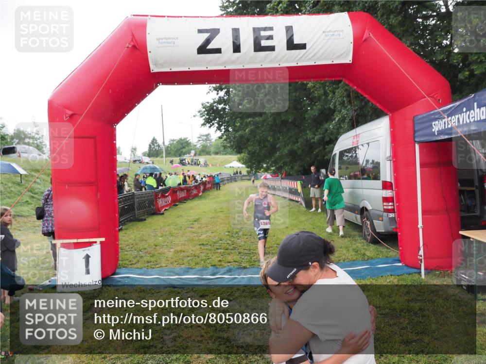 21.06.2025 - 27. Vierlanden-Triathlon MichiJ http://msf.ph/oto/8050866 15.06.2026 15:14:11 Ziel 1394 meine-sportfotos.de